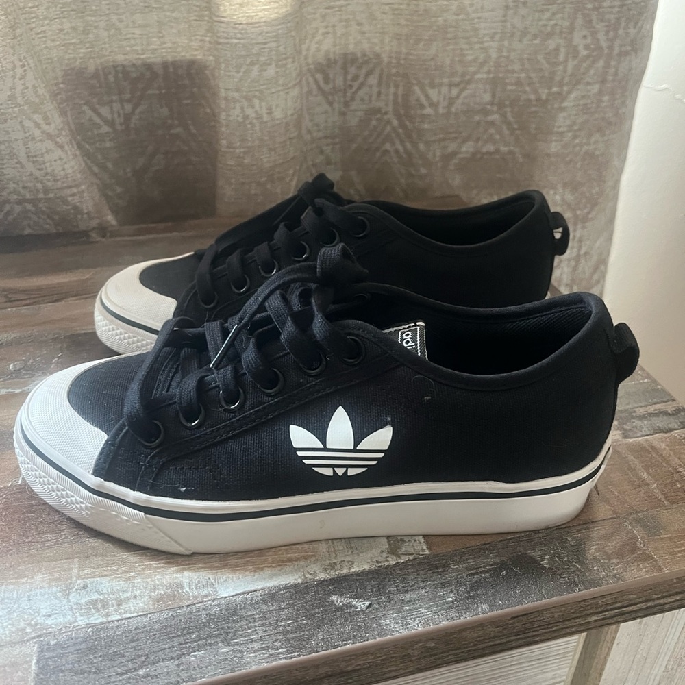 WOMENS ADIDAS  NIZZA BLACK AND WHITE SNEAKER SIZE 6.5. LIKE BRAND NEW!